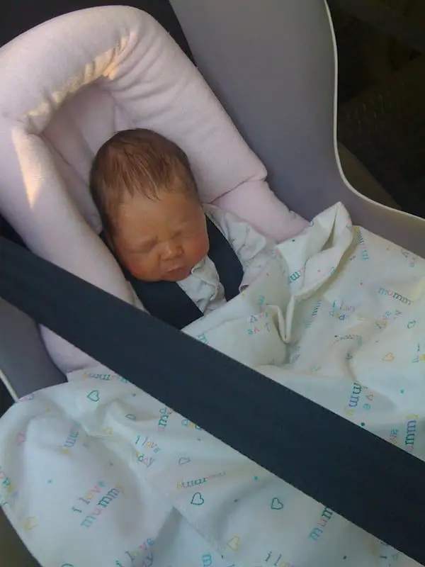 Keep baby warm in winter in car seats