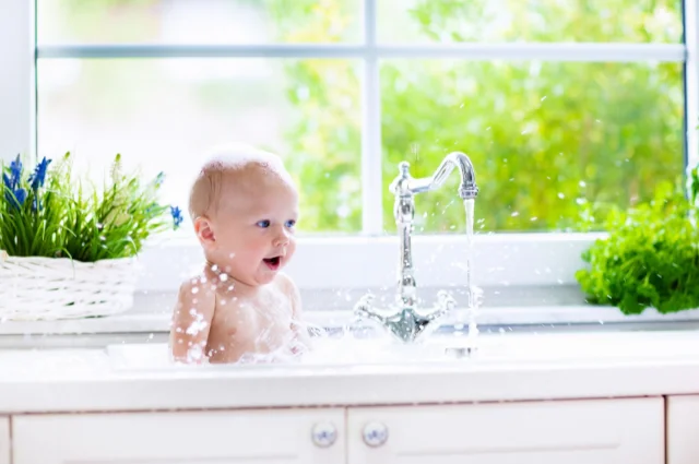 How to bathe a baby without a bathtub