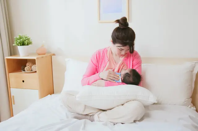 pillow for breastfeeding in bed